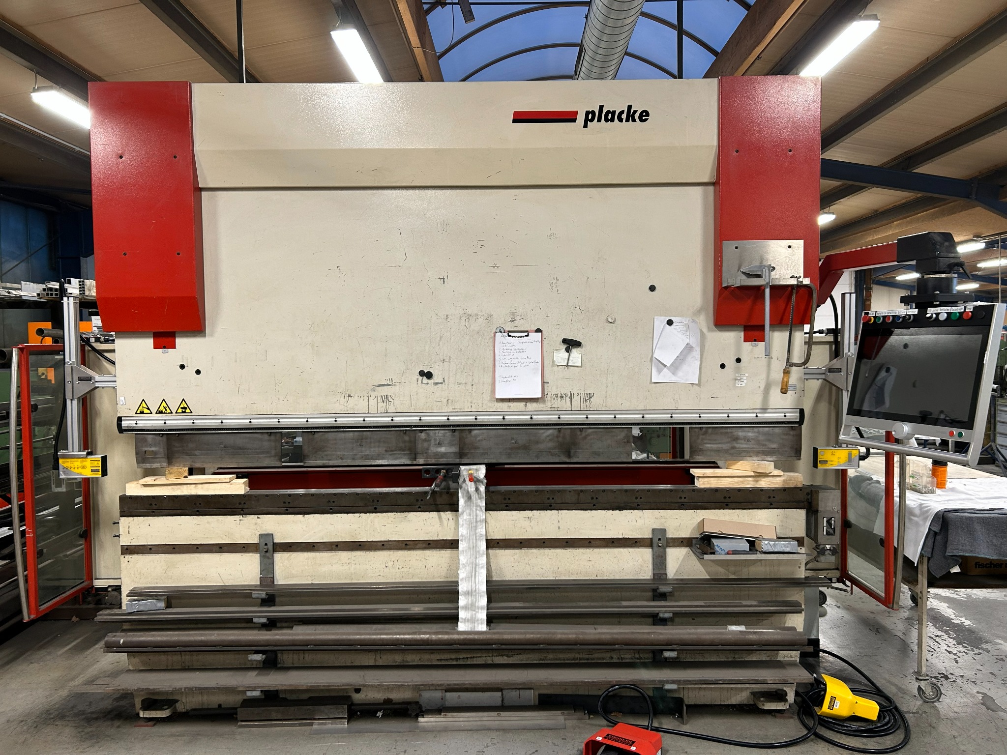 Placke-Abkantpresse mit neuer Delem-Steuerung und Fiessler-Sicherheitstechnik