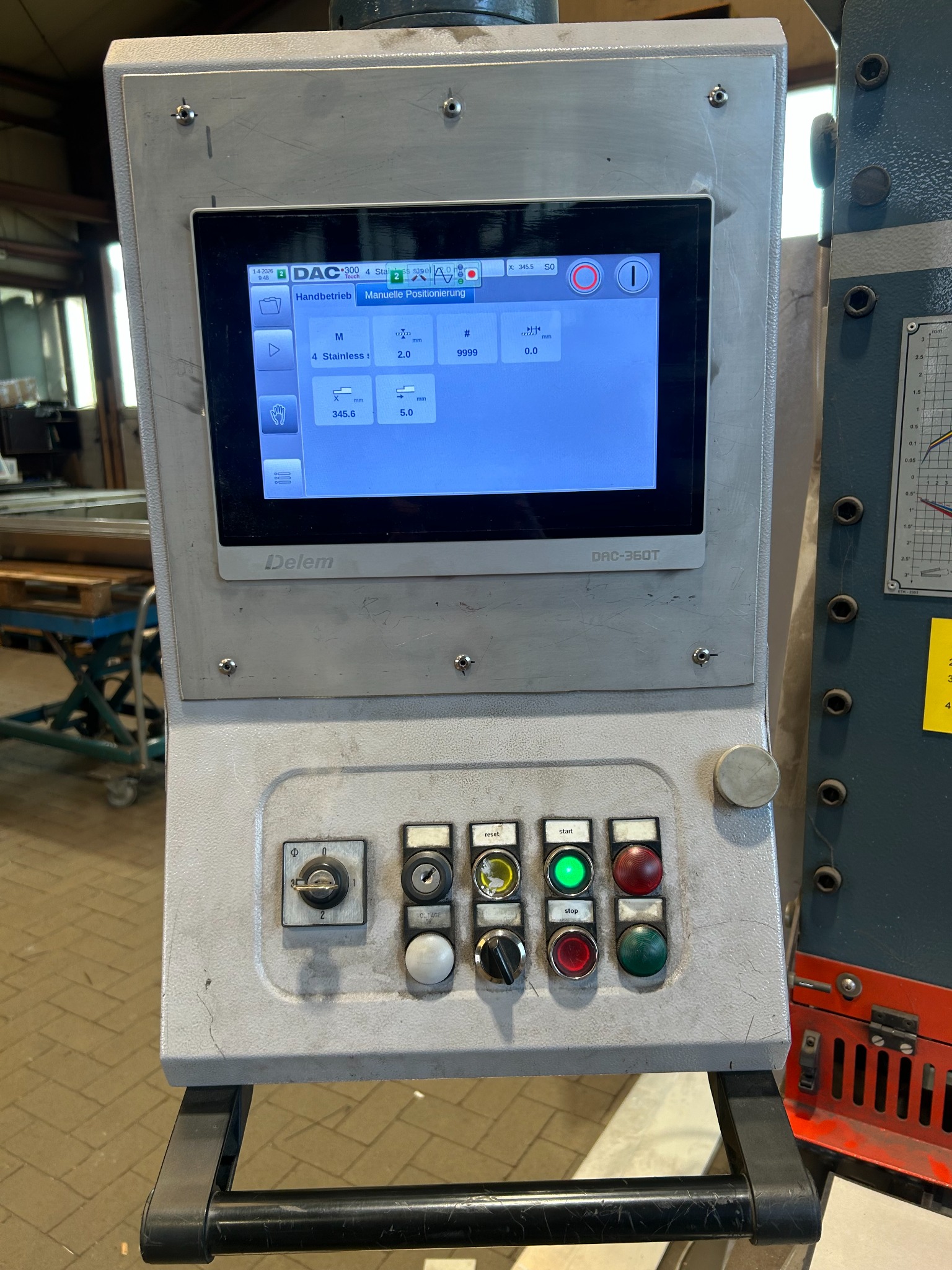 Bedienfeld der Delem DAC-360T an der Durma